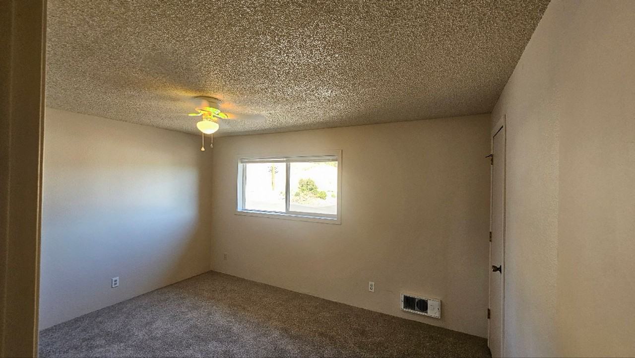955 Ne Elm St - Photo 5 of 7