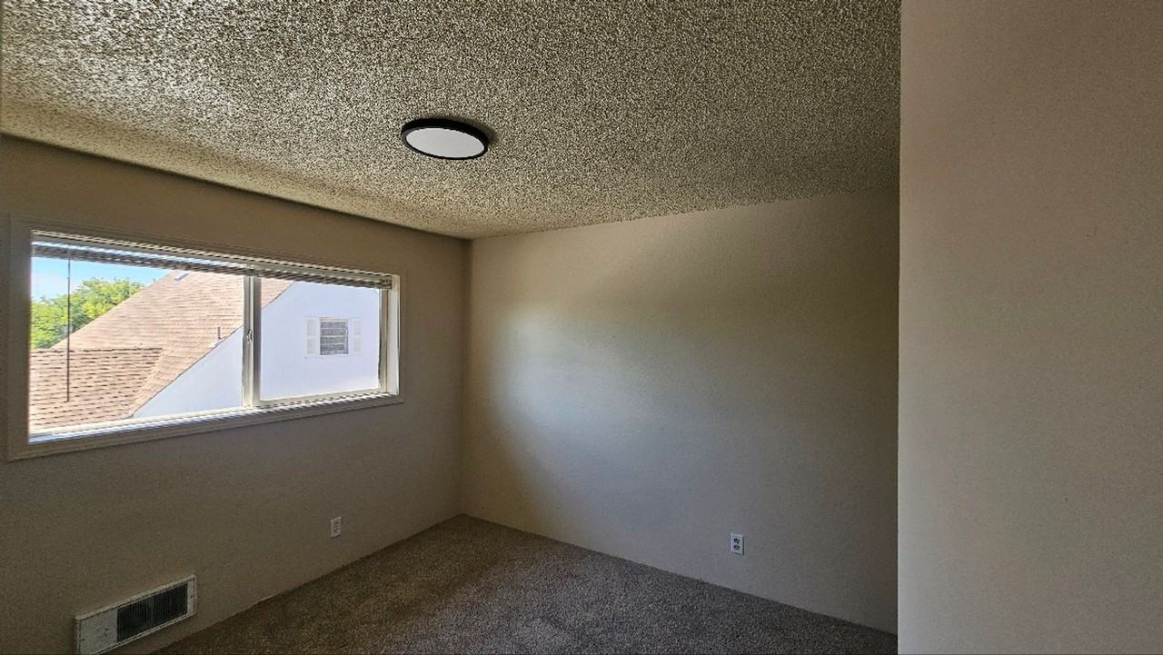 955 Ne Elm St - Photo 6 of 7