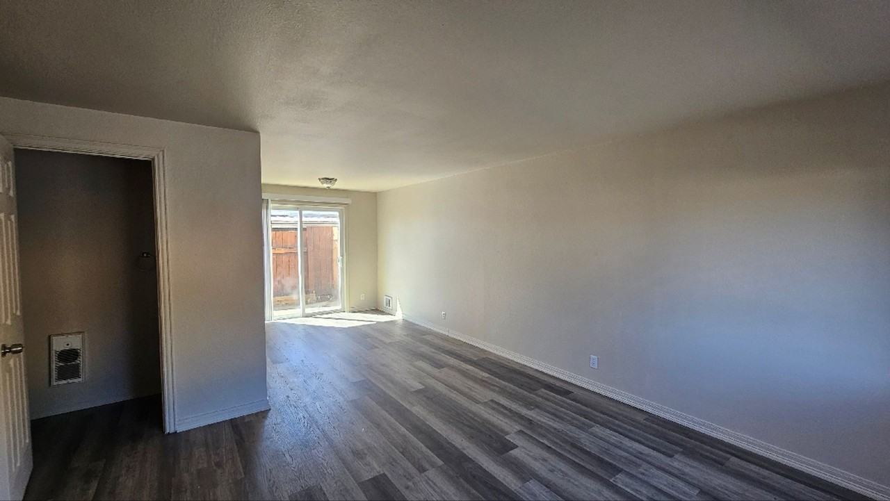 955 Ne Elm St - Photo 7 of 7