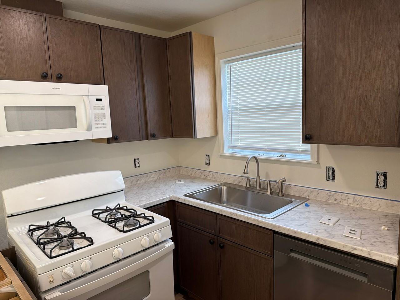 1807 W 58th St - Photo 4 of 9