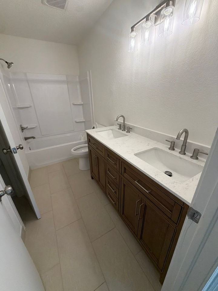 1807 W 58th St - Photo 6 of 9