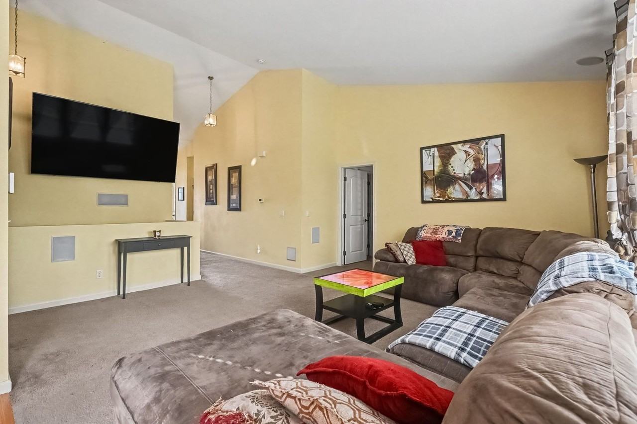 8421 S 164th St - Photo 3 of 21