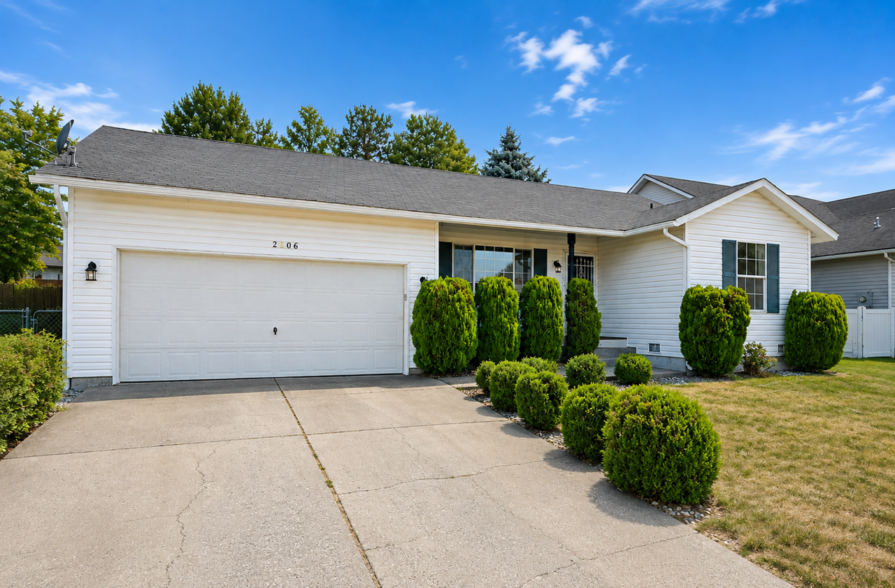 2806 Oxford Ln - Photo 2 of 2