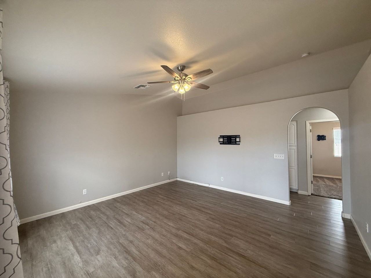 2843 Phoenix Ave - Photo 2 of 10