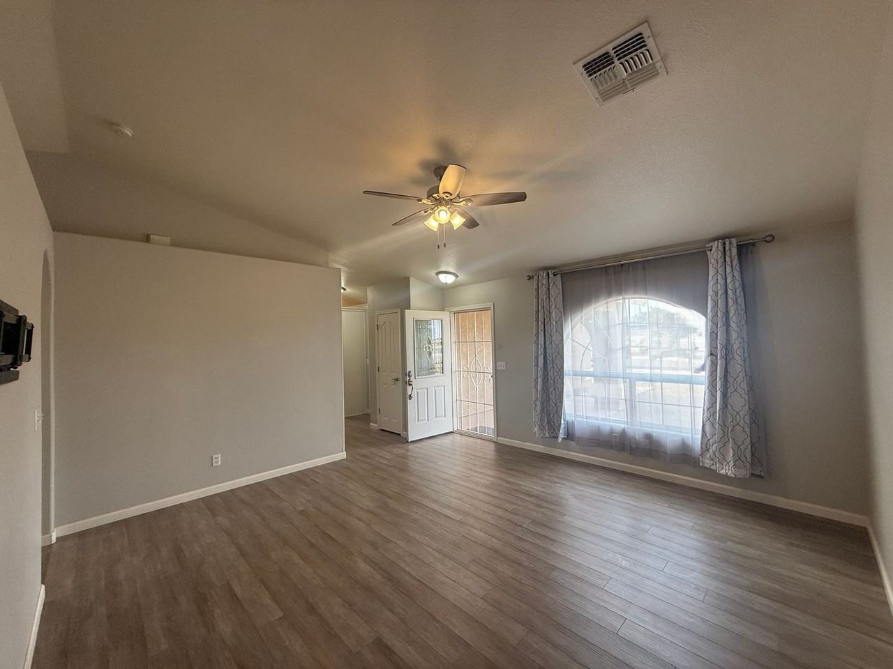 2843 Phoenix Ave - Photo 3 of 10
