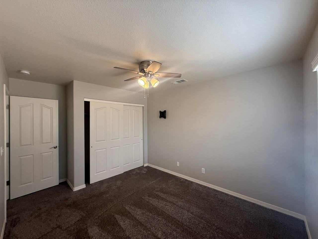 2843 Phoenix Ave - Photo 4 of 10