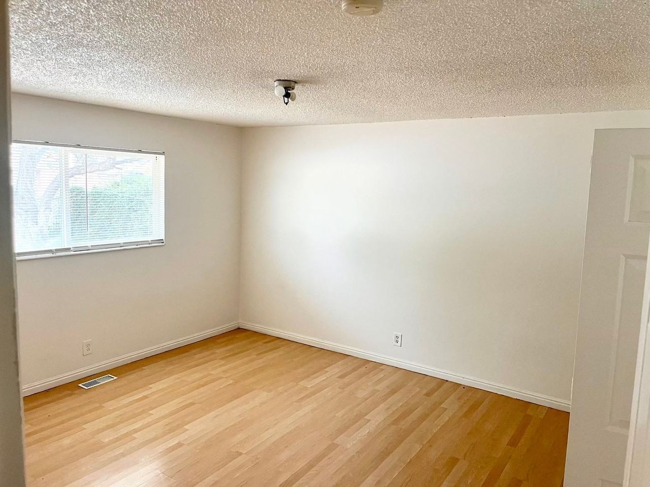 3079 W Lehman Ave - Photo 4 of 16
