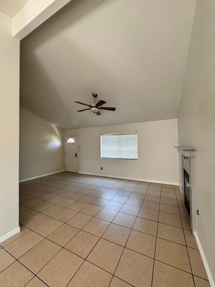 5607 Plute Pass St - Photo 4 of 12