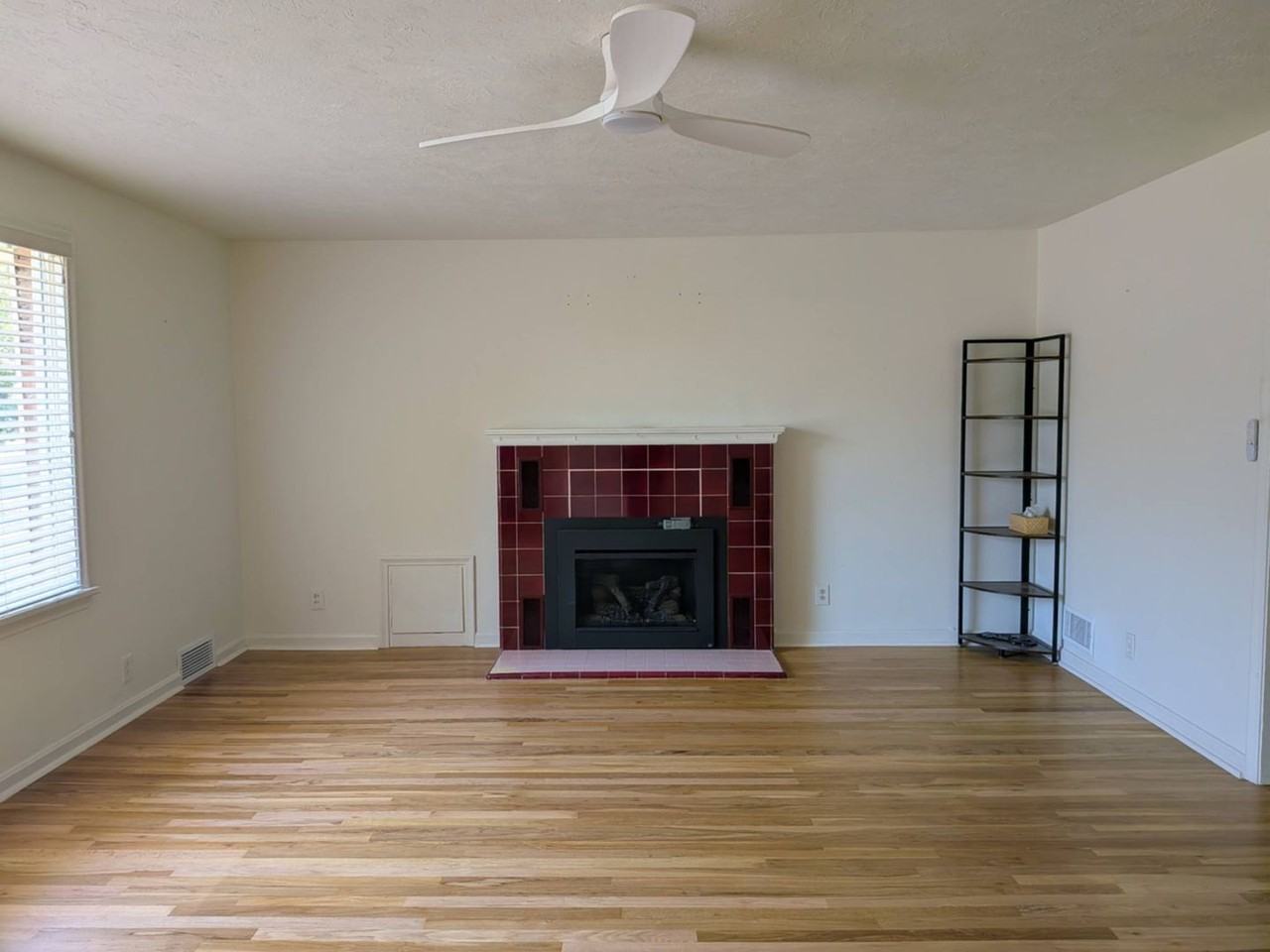 262 E 2nd S - Photo 4 of 41