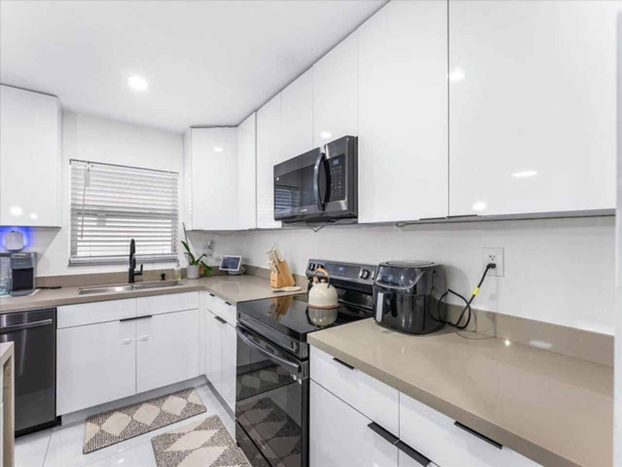 2848 Nw 9th Pl - Photo 2 of 17