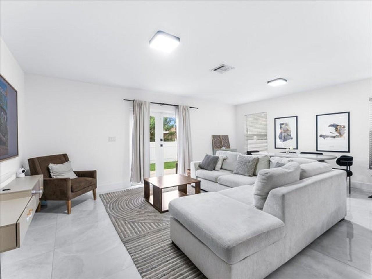 2848 Nw 9th Pl - Photo 3 of 17