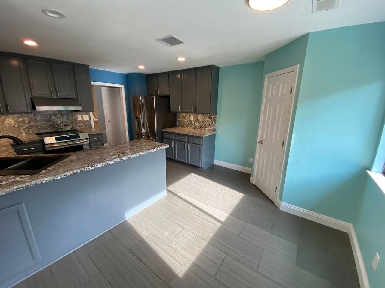 2545 Winsford Ln - Photo 6 of 29