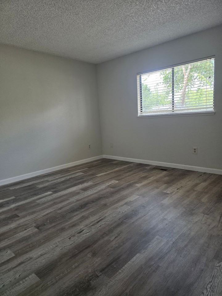 1352 Kimmerling Rd - Photo 5 of 7