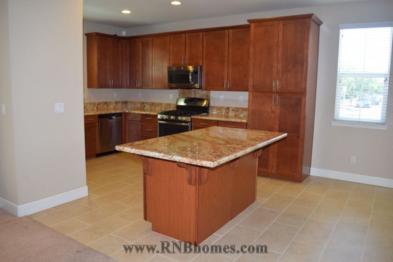 900 Lyon Pl - Photo 4 of 27