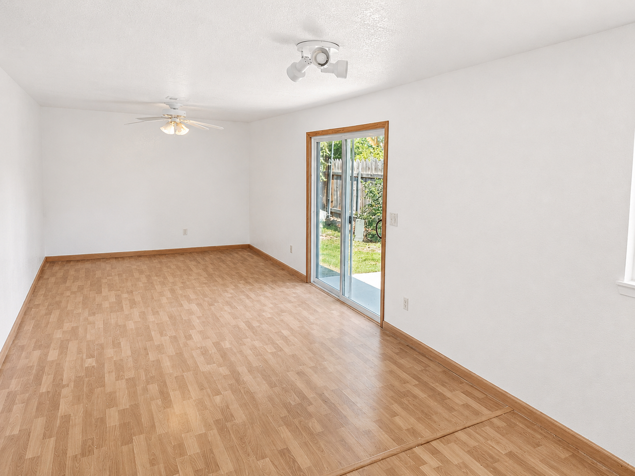 2054 Division Ave - Photo 3 of 13