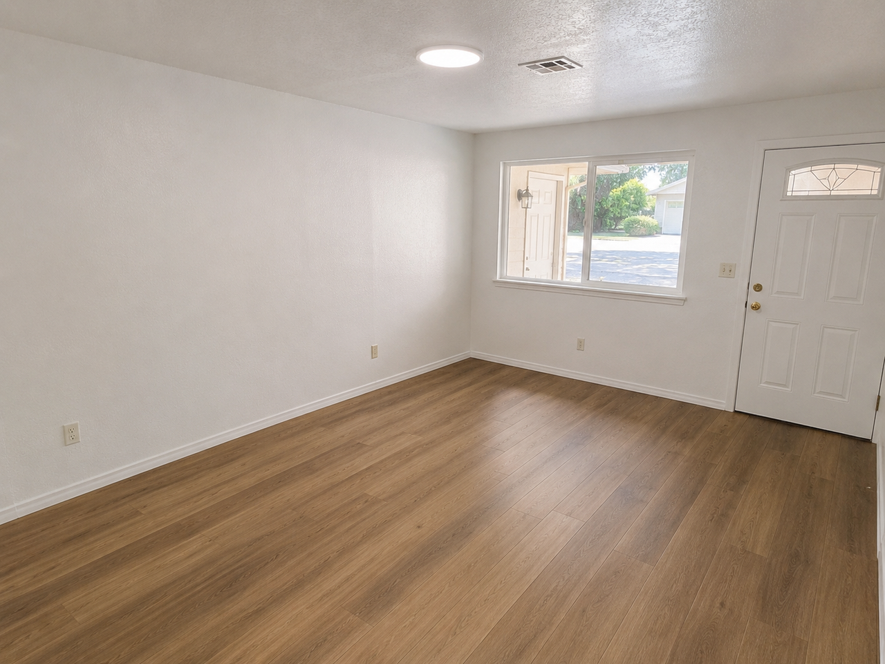 2054 Division Ave - Photo 5 of 13