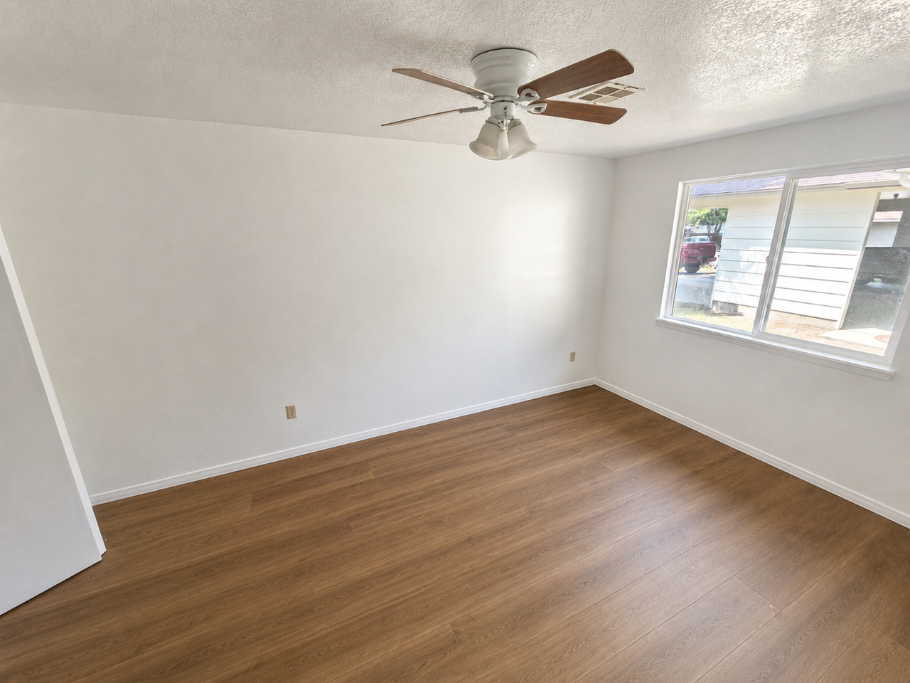 2054 Division Ave - Photo 6 of 13