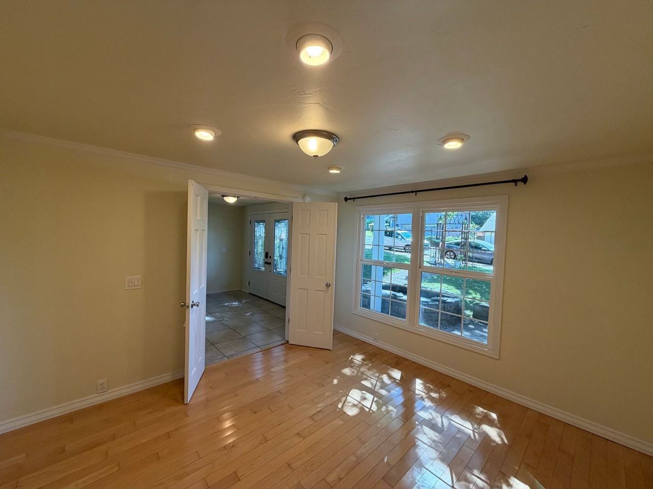 2735 Almaden St - Photo 4 of 26