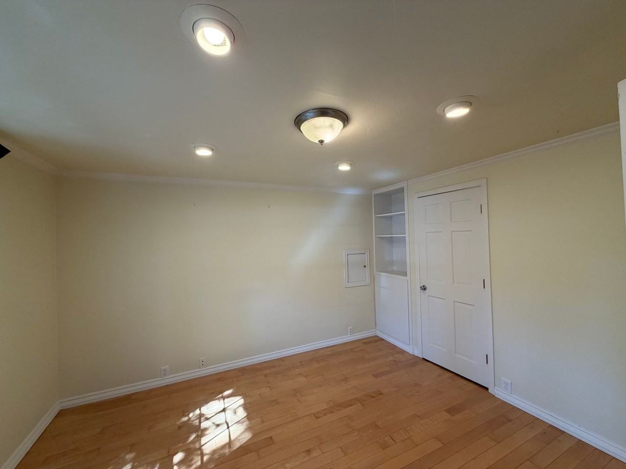 2735 Almaden St - Photo 5 of 26