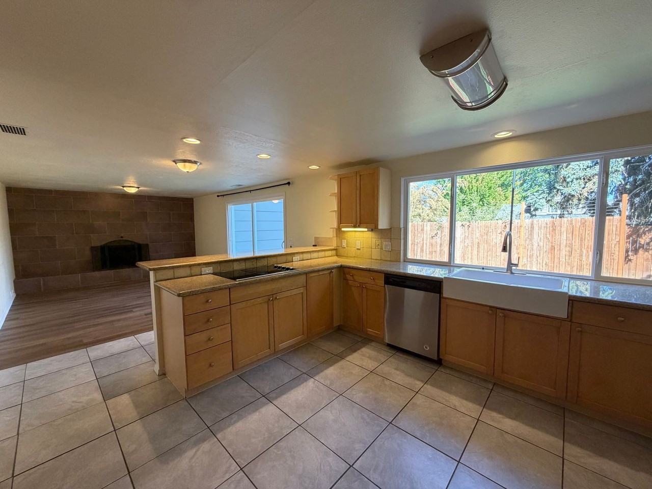 2735 Almaden St - Photo 6 of 26