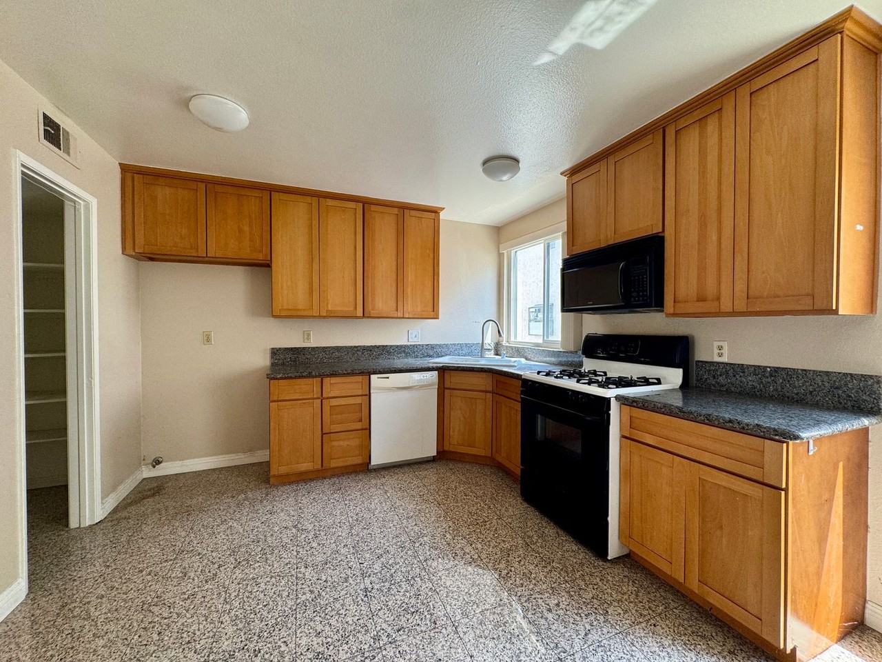 594 W Huntington Dr #C - Photo 5 of 21