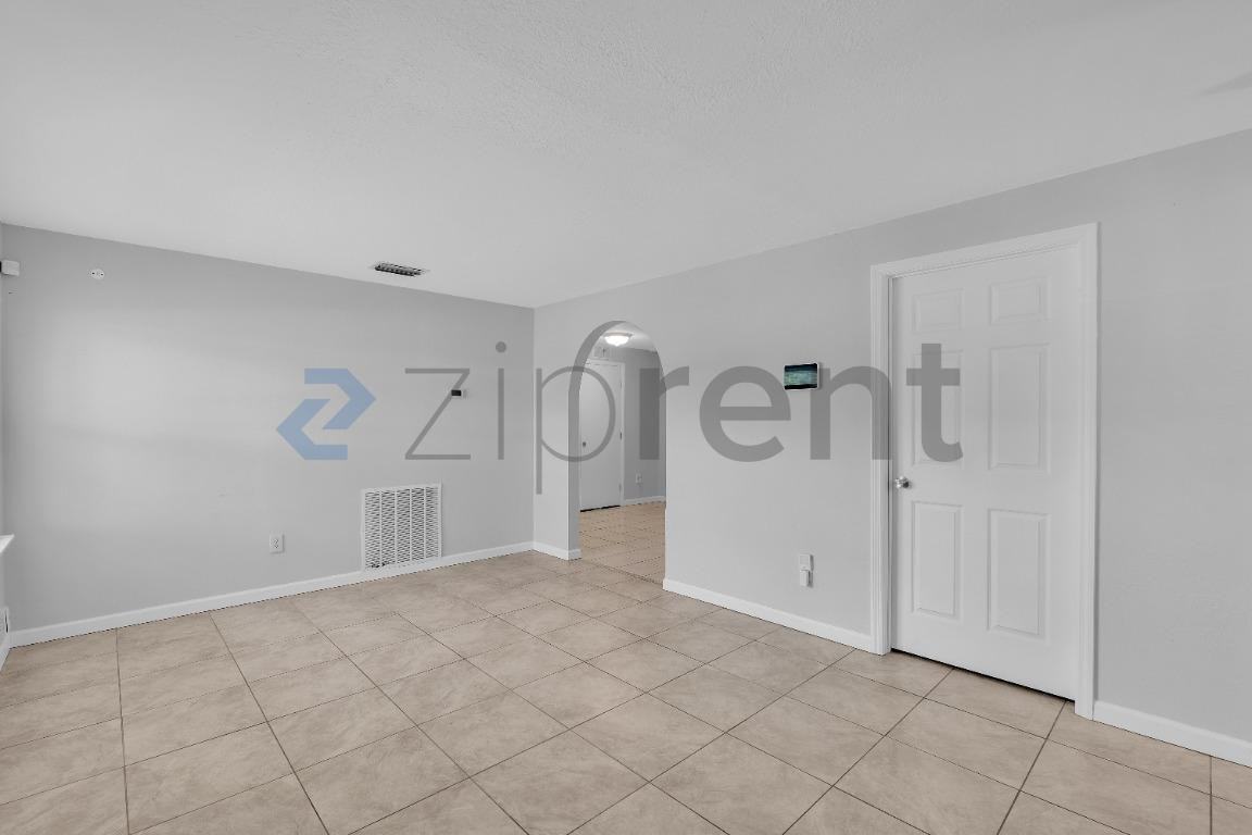 202 Essex Dr - Photo 4 of 16