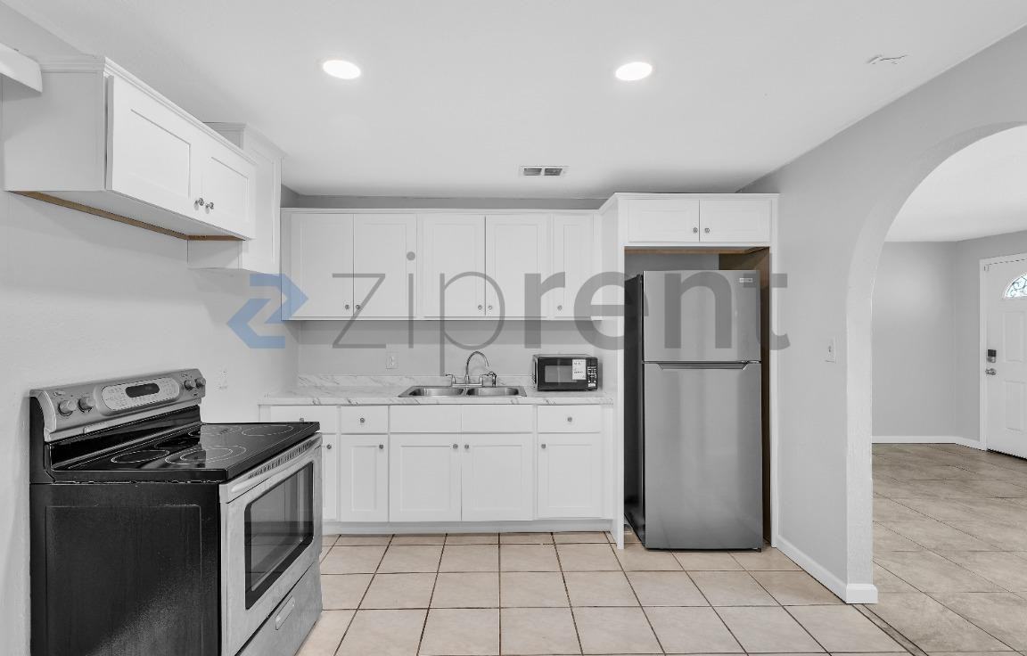 202 Essex Dr - Photo 6 of 16
