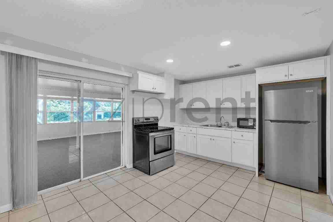 202 Essex Dr - Photo 7 of 16