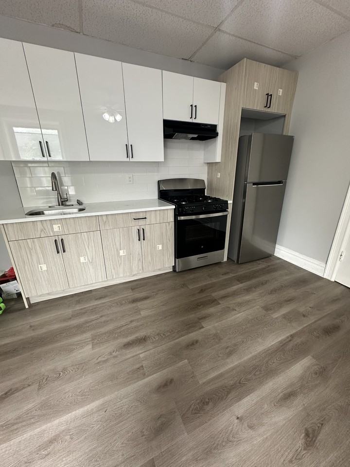 159 Hutton St #8