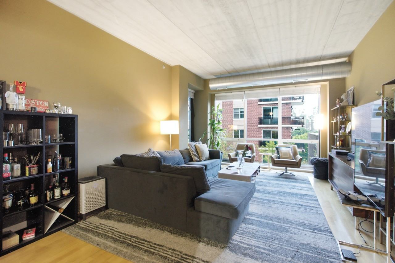 845 N Kingsbury St #514 - Photo 3 of 20