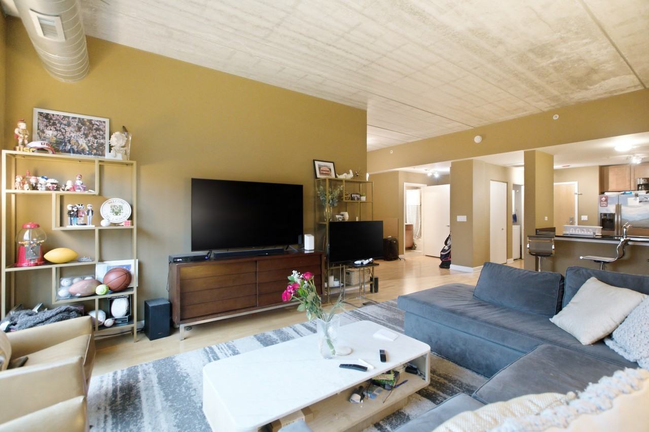 845 N Kingsbury St #514 - Photo 4 of 20