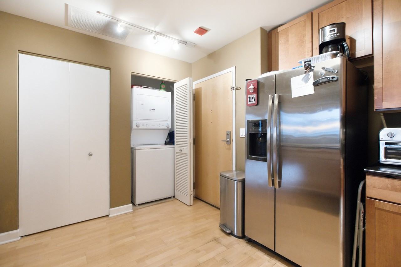 845 N Kingsbury St #514 - Photo 7 of 20