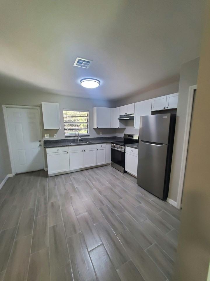 3302 South 7th Street, Unit B - Photo 3 of 12