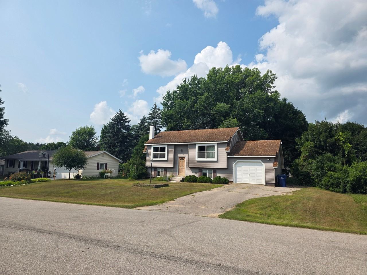 4900 Thornapple Ln - Photo 2 of 20