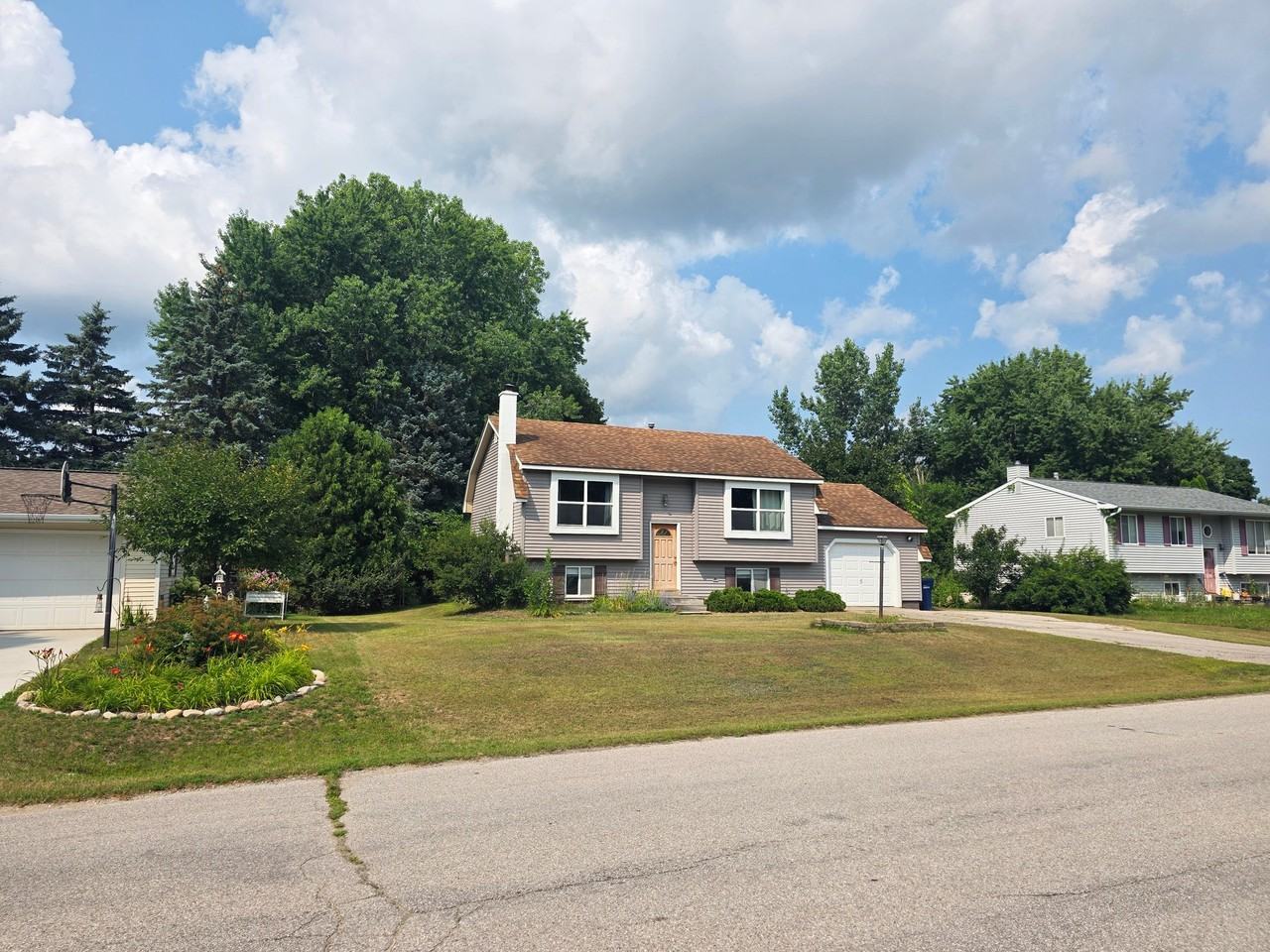 4900 Thornapple Ln - Photo 3 of 20