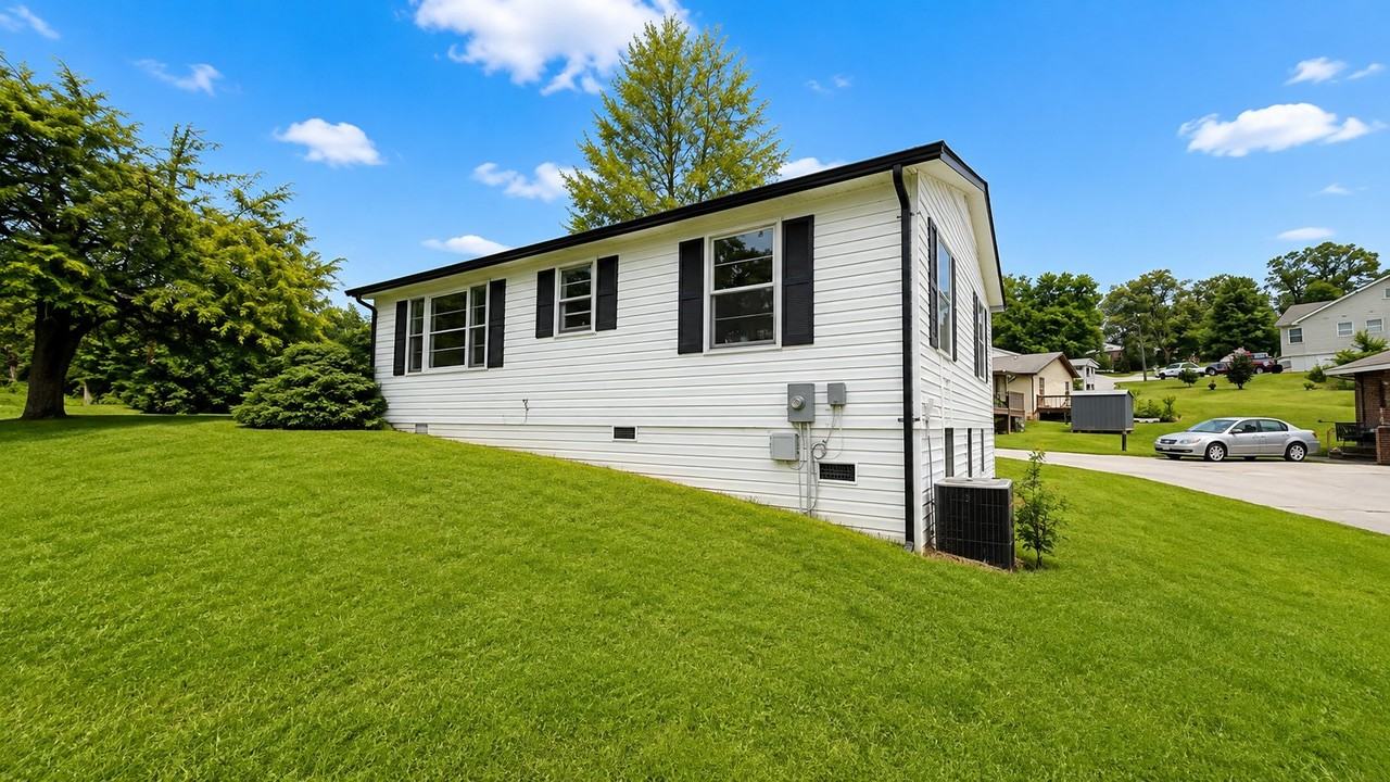 604 S Spruce St - Photo 3 of 12