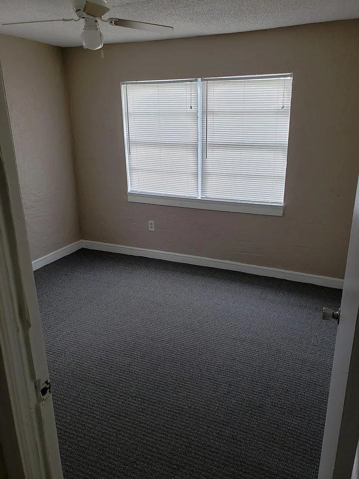 139 S Pine Hills Rd - Photo 4 of 10