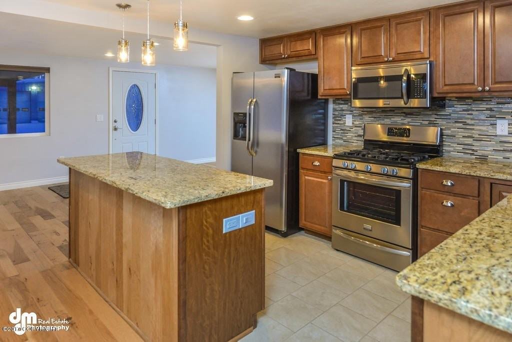 21615 Settlers Dr - Photo 4 of 17