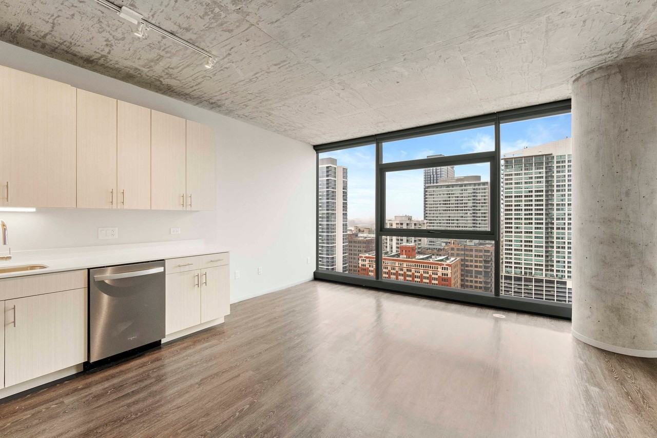 712 S Clark St - Photo 2 of 16