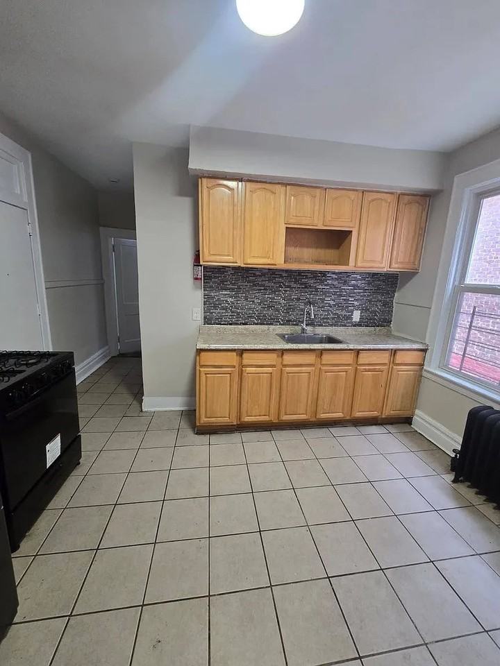 81 Montgomery Ave #2 - Photo 4 of 8