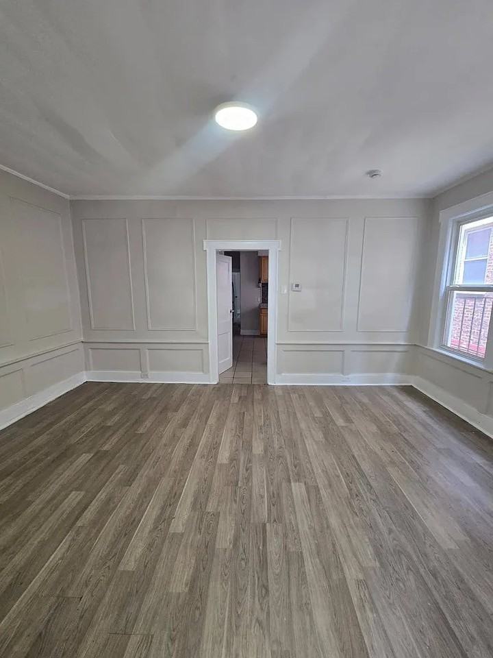 81 Montgomery Ave #2 - Photo 7 of 8