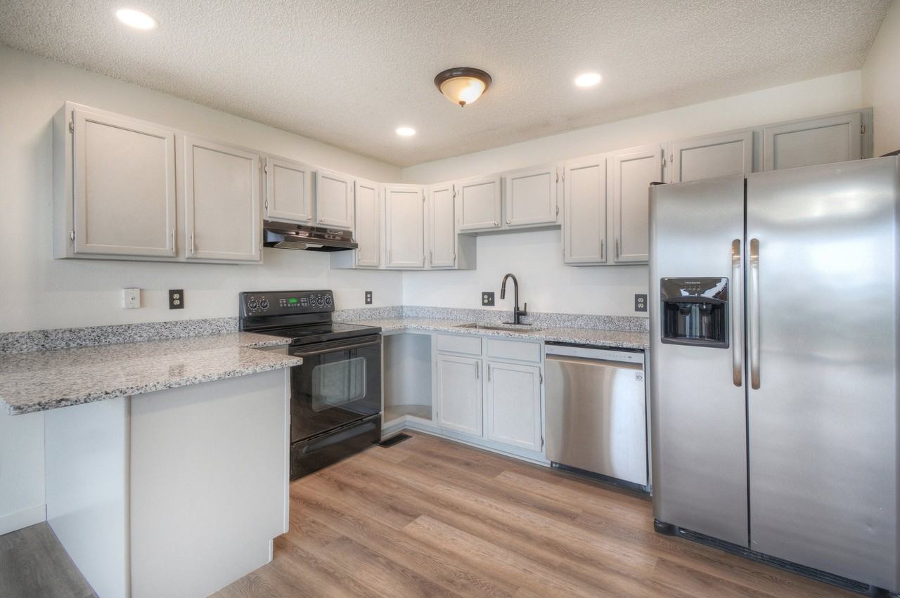 307 Brook St - Photo 3 of 15
