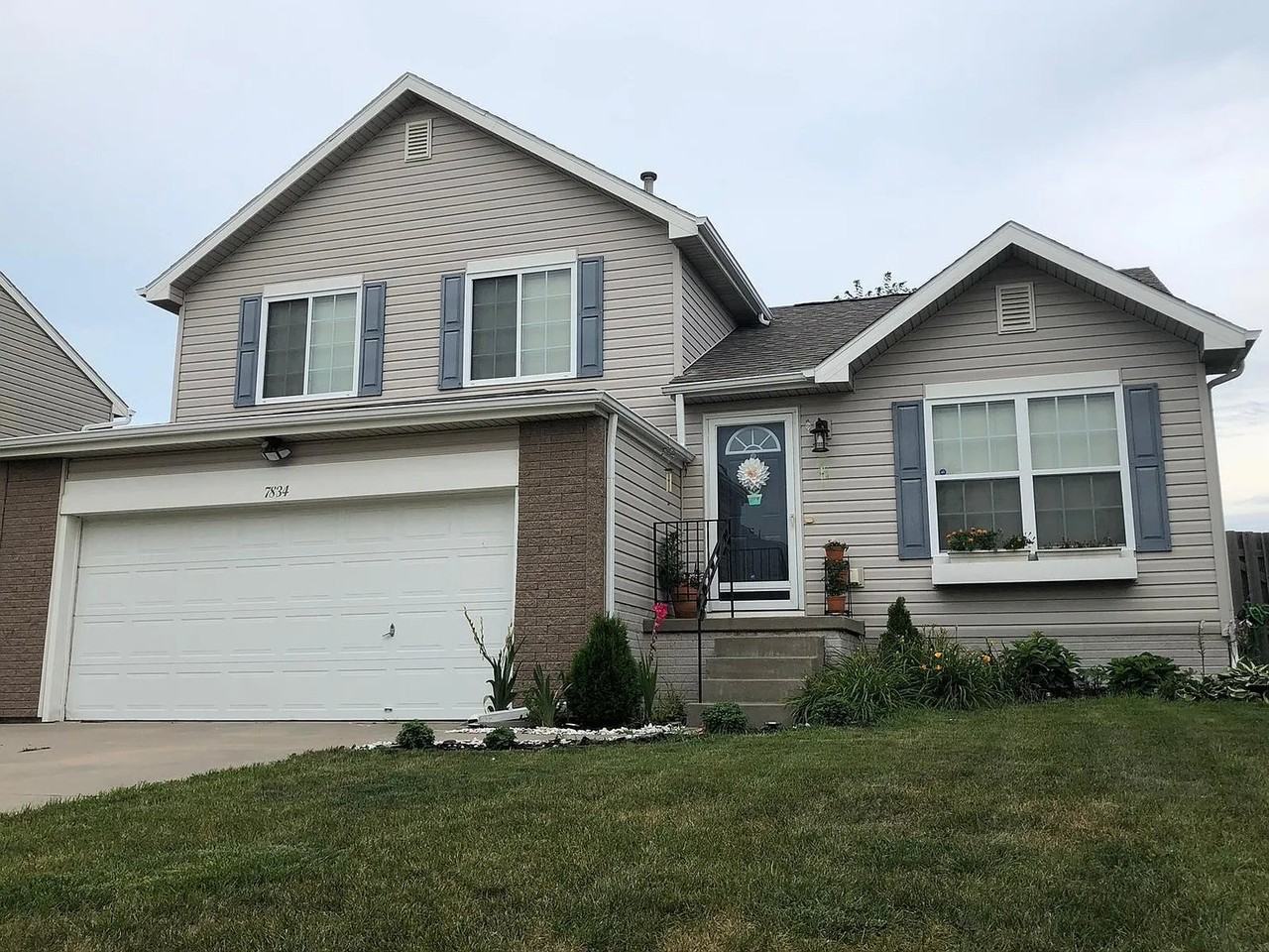 7834 S 161st Ter - Photo 2 of 11