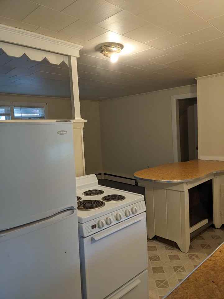 518 Essex St #2B - Photo 2 of 9