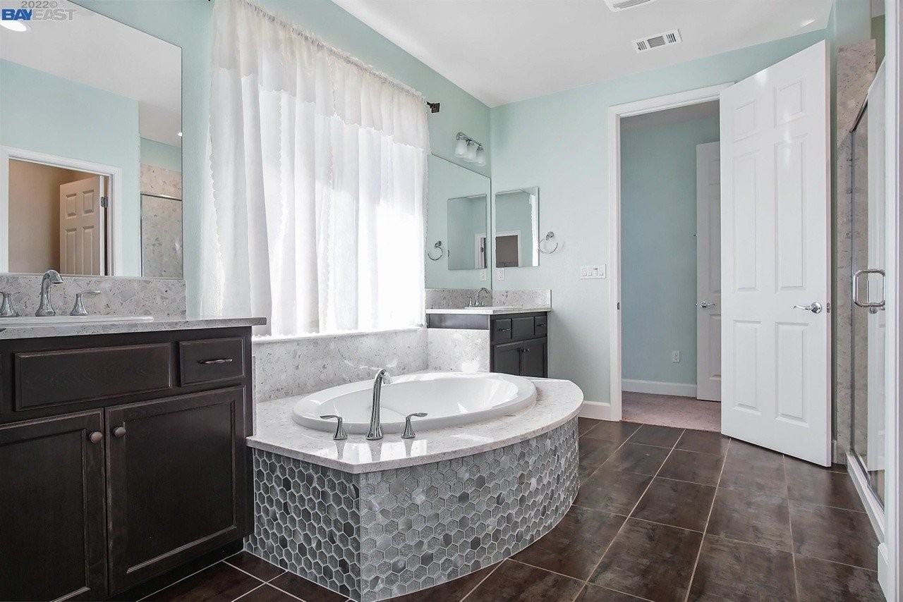 5517 Pinnacle View Way - Photo 4 of 9