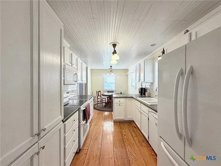 462 Flatrock Dr - Photo 3 of 20