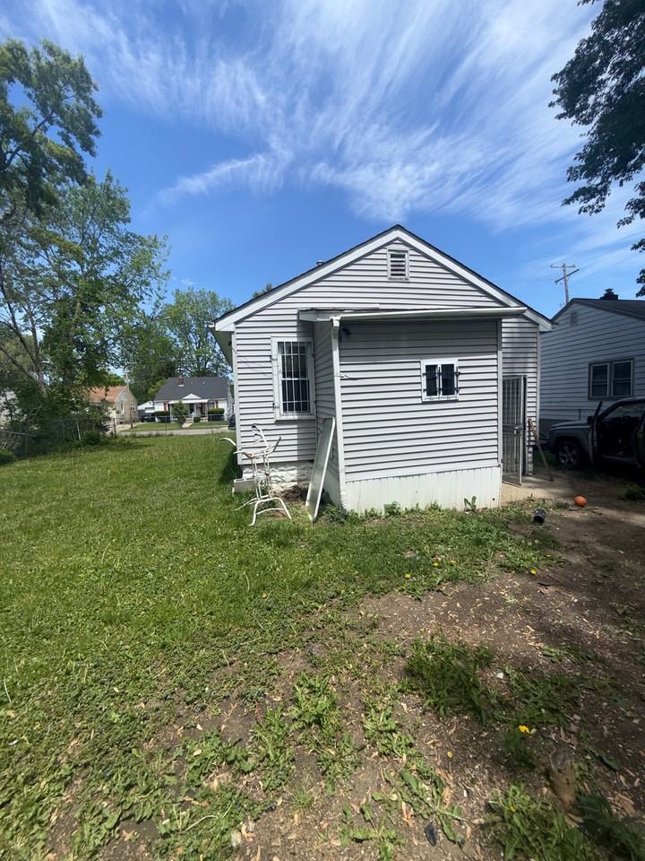 805 Waldman Ave - Photo 4 of 20