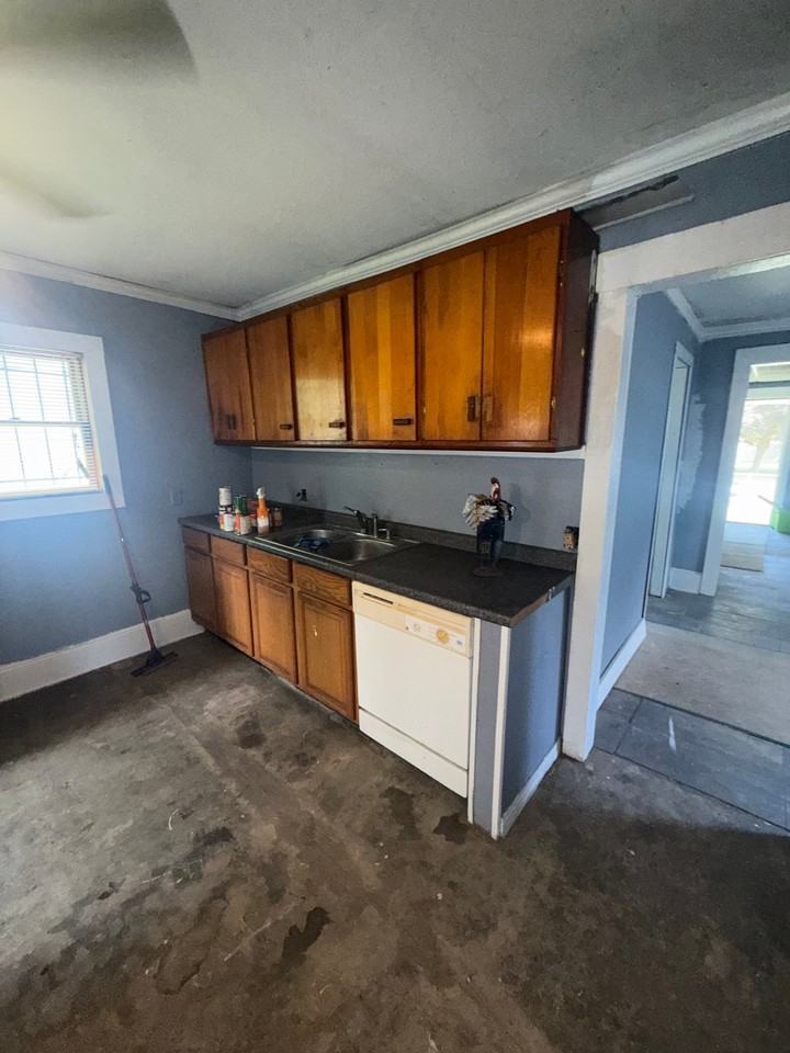 805 Waldman Ave - Photo 7 of 20