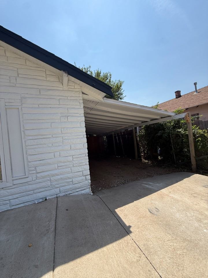 418 Sw 32nd St #1 - Photo 2 of 10