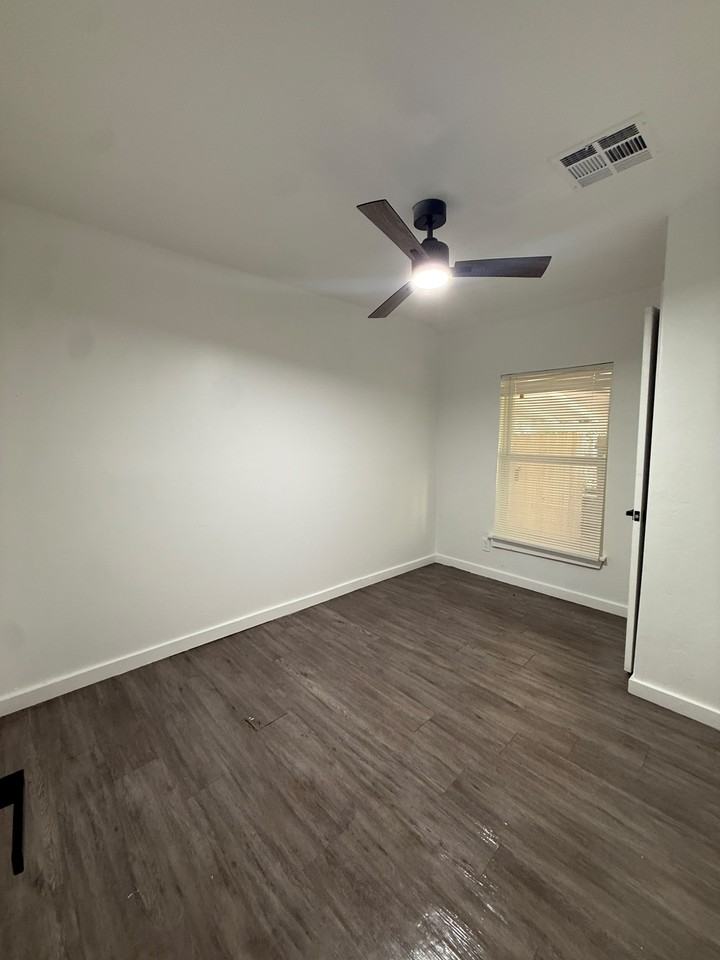 418 Sw 32nd St #1 - Photo 4 of 10